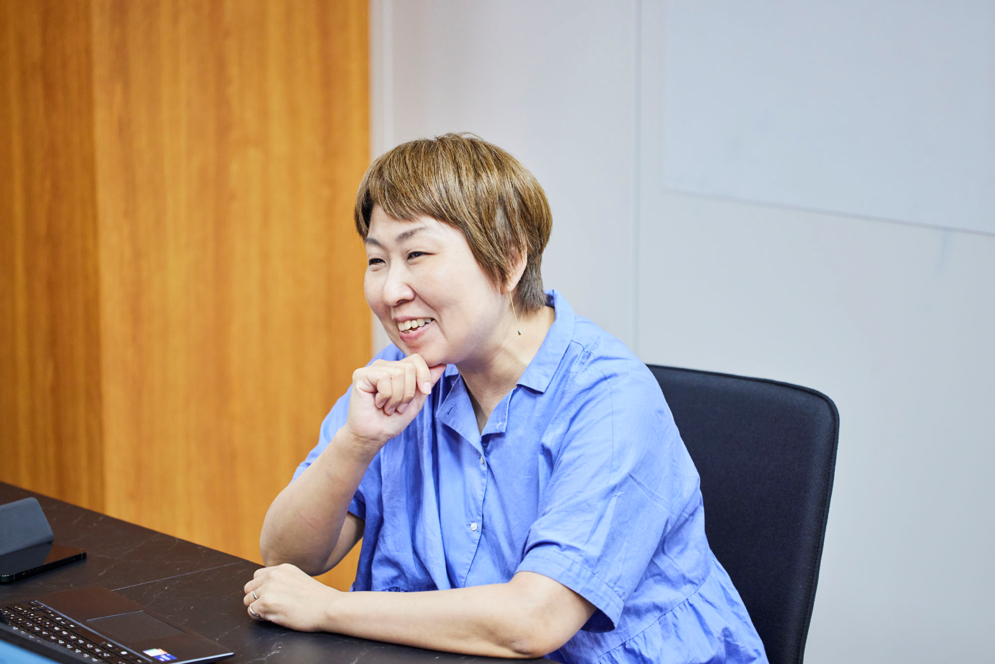 会議室でインタビューに答える尾崎さん